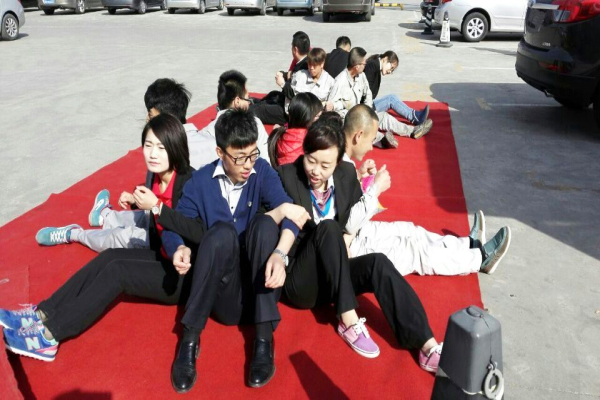 趣味活動之一起站起來.jpg 趣味活動之一起站起來.jpg