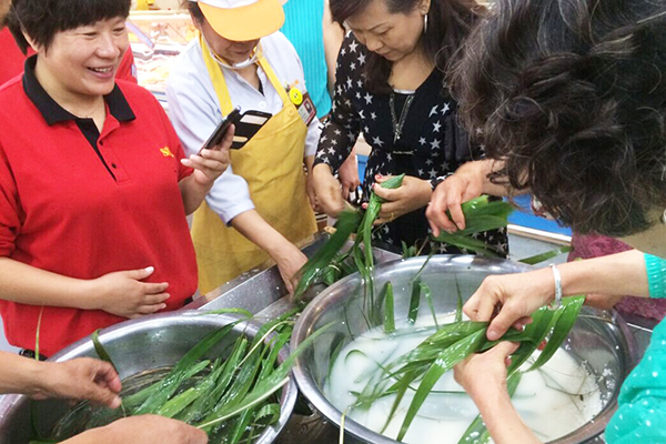 學(xué)府店顧客包粽子比賽.jpg
